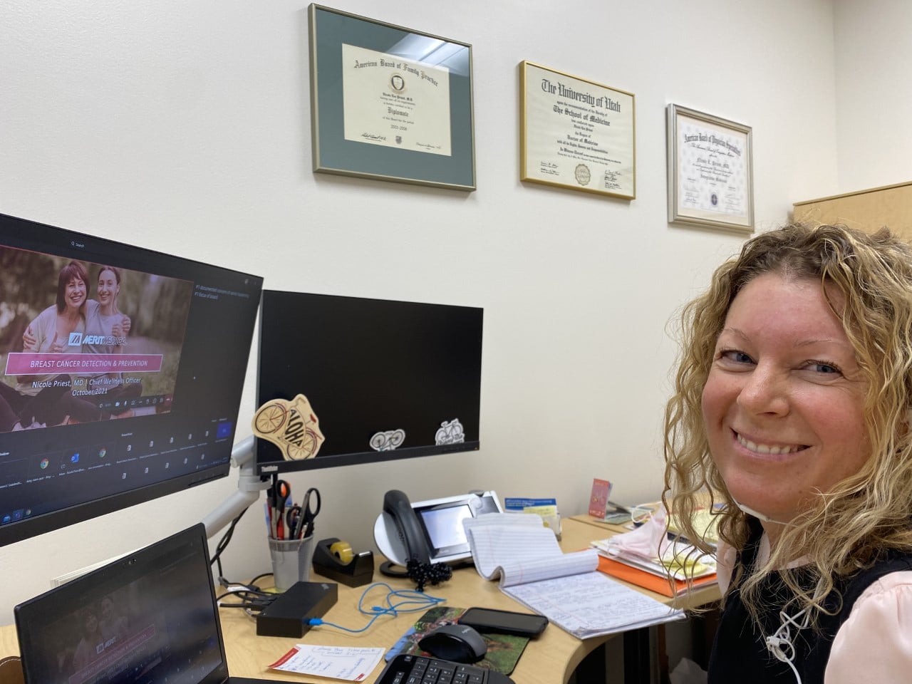 普里斯特博士在乳腺癌宣传月向优秀员工发表演讲