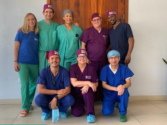 选择医生的修补的孩子- 5个人站在后面,三跪在前面