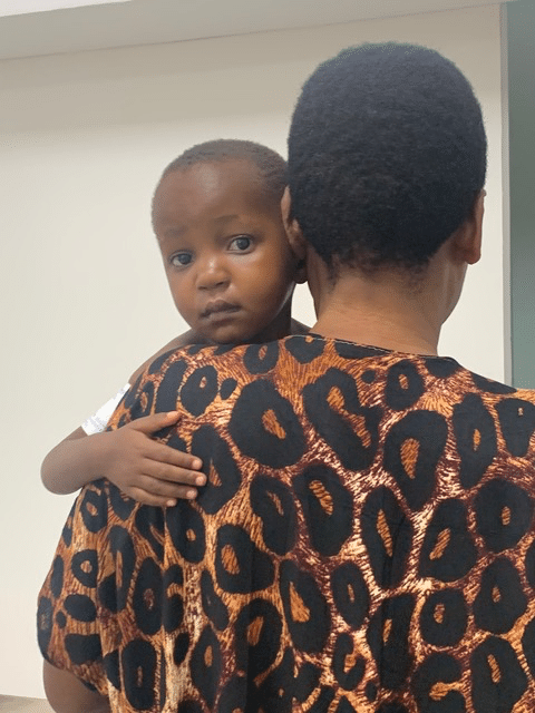 一个年轻的黑人孩子由一个成年的女人