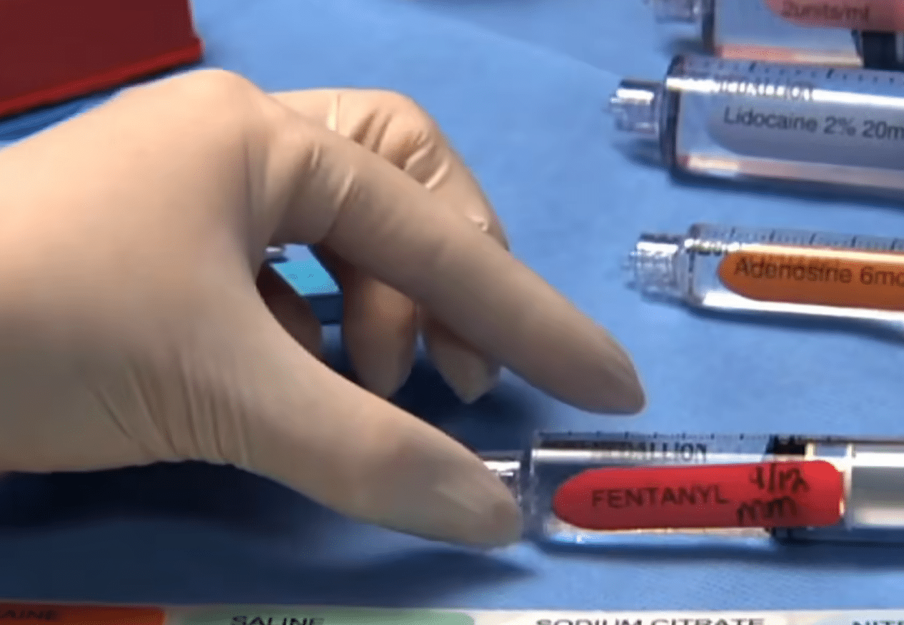 医生正在处理一次性注射器