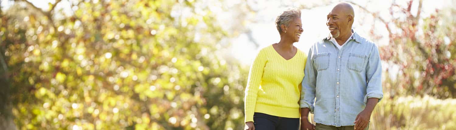 一对老夫妻牵着手穿过公园