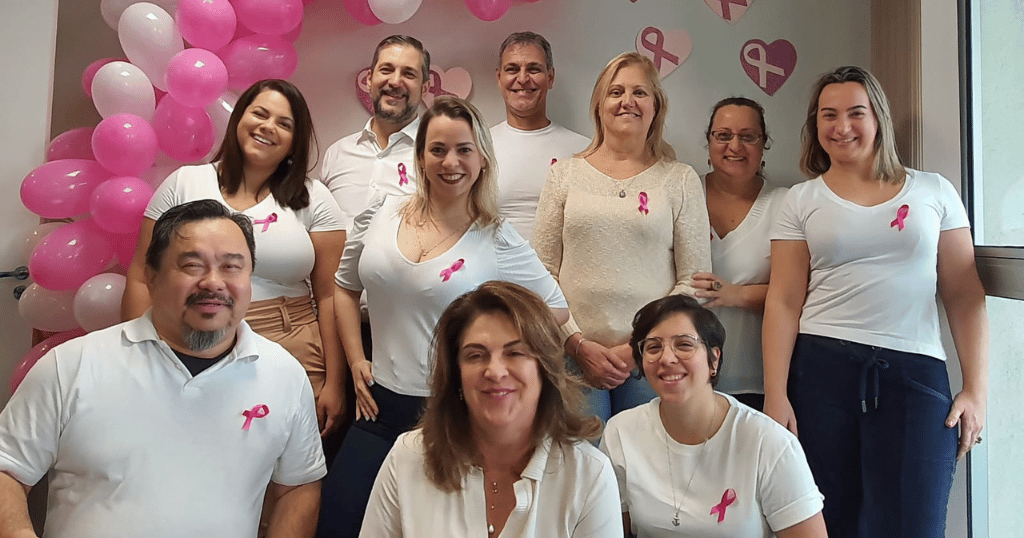 巴西功勋队的队员们在衬衫上系着粉红色丝带，摆姿势拍摄乳腺癌宣传照片