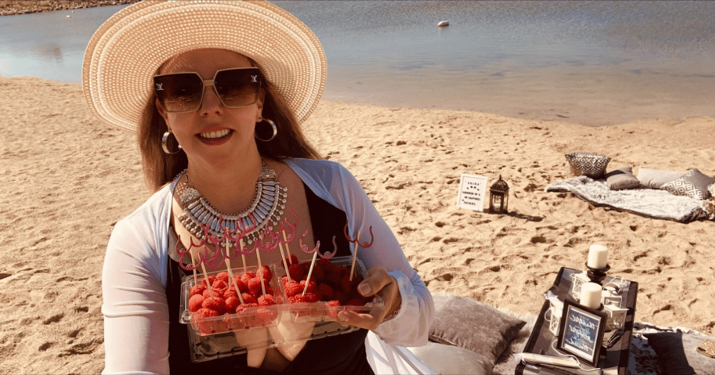 一名妇女在海滩上吃水果庆祝她不再患乳腺癌
