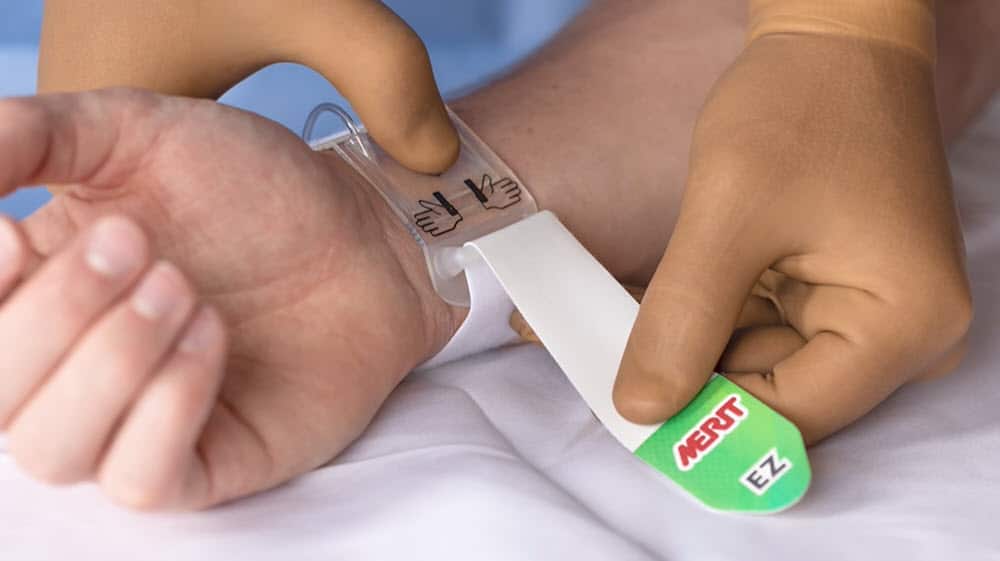 PreludeSYNZ EZ -图像从服务视频显示双手紧握的乐队