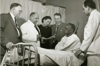 米拉·阿黛尔·洛根医生和其他医生在病人旁边的图像
