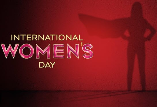 红色背景是一个女超级英雄的形象，上面用闪闪发光的字母写着“国际妇女节”
