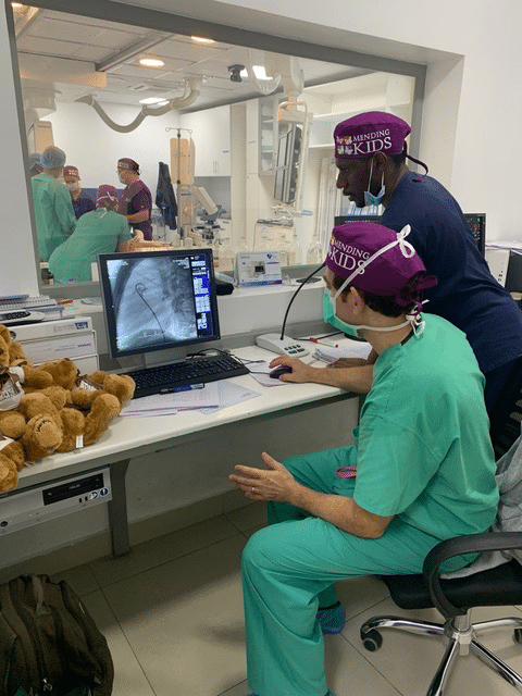 两个医护人员观察病人的成像屏幕