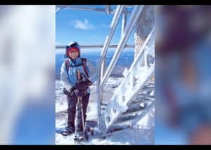 安德里亚·彼得森在北极站在楼梯被雪和冰覆盖